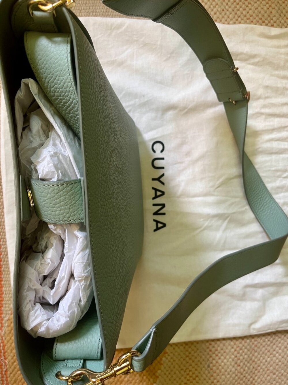 CUYANA Linea Bucket Bag in Mint, Pebbled Leather Tote Purse - Picture 5 of 9